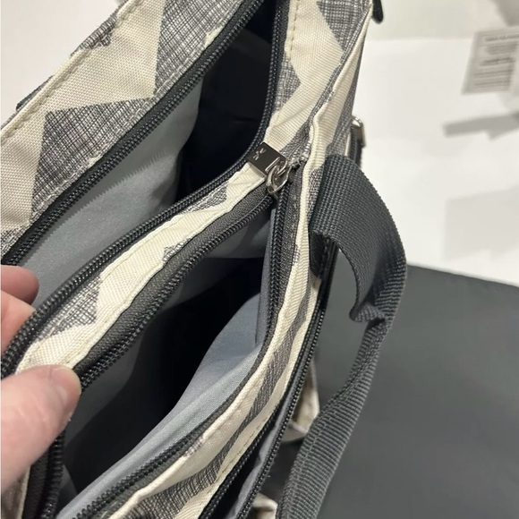 Skip Hop Duo Signature Diaper Bag Gray/Beige Chevron Design Stroller Straps Zip - Picture 5 of 9
